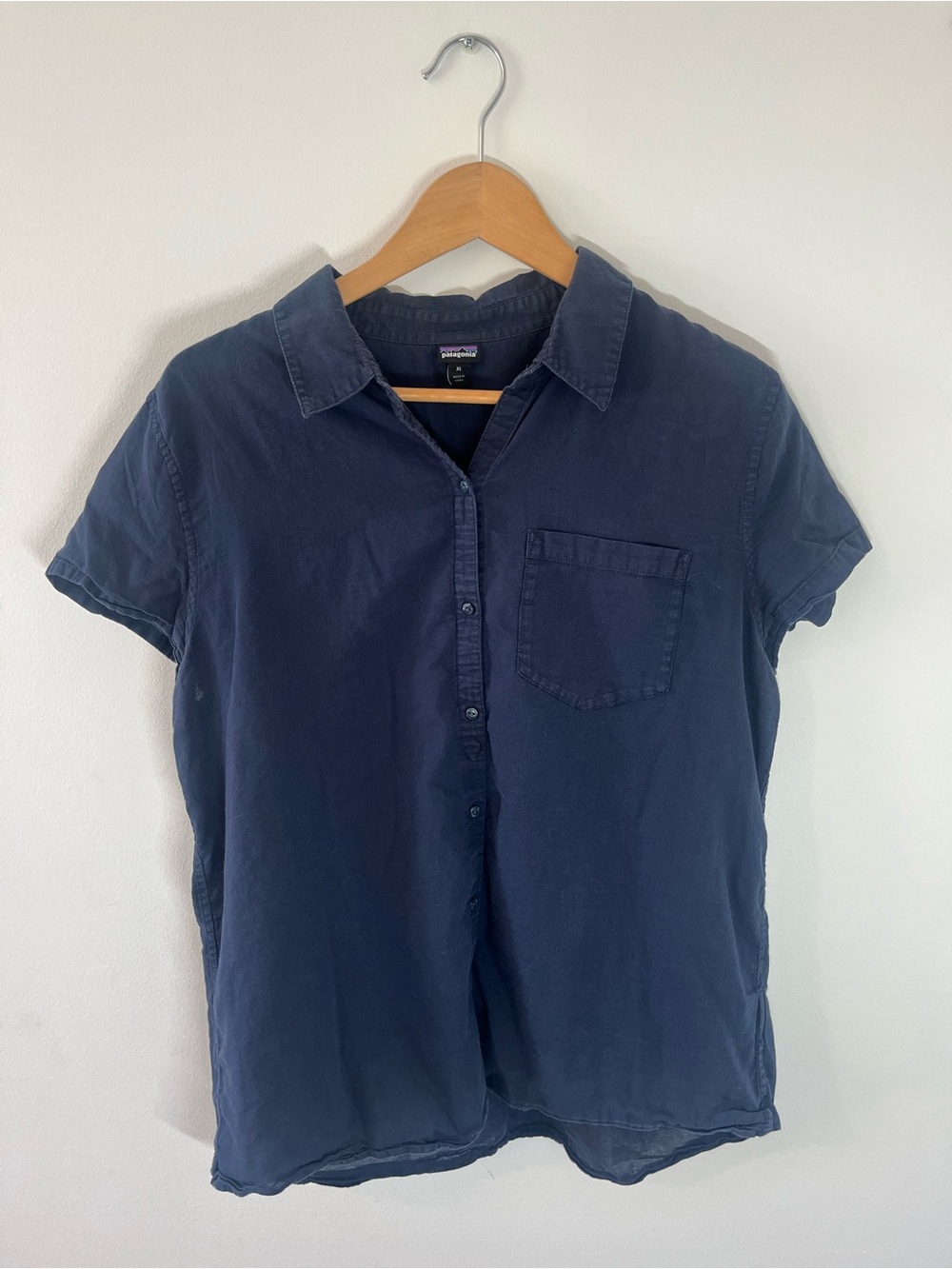 Patagonia Women’s Navy Short Sleeve Button-Down Shirt with Chest Pocket - XL